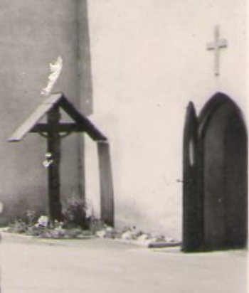 Bild 4: Missionskreuz an der alten Kirche von der Schule aus gesehen vor dem Südeingang zur Kirche
