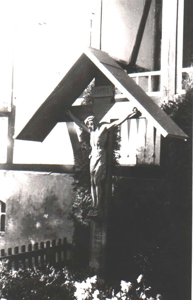Bild 5: Missionskreuz vor dem Treppenaufgang zur Vikarie