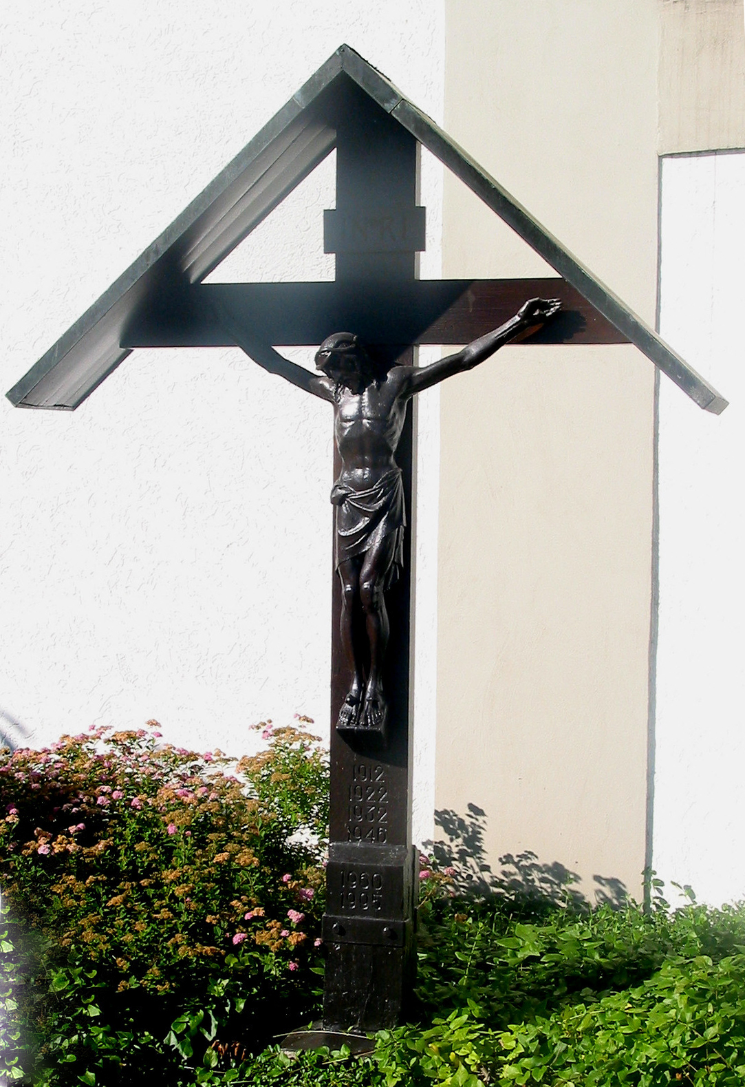 Bild 7: Missionskreuz am Haupteingang der neuen Kirche