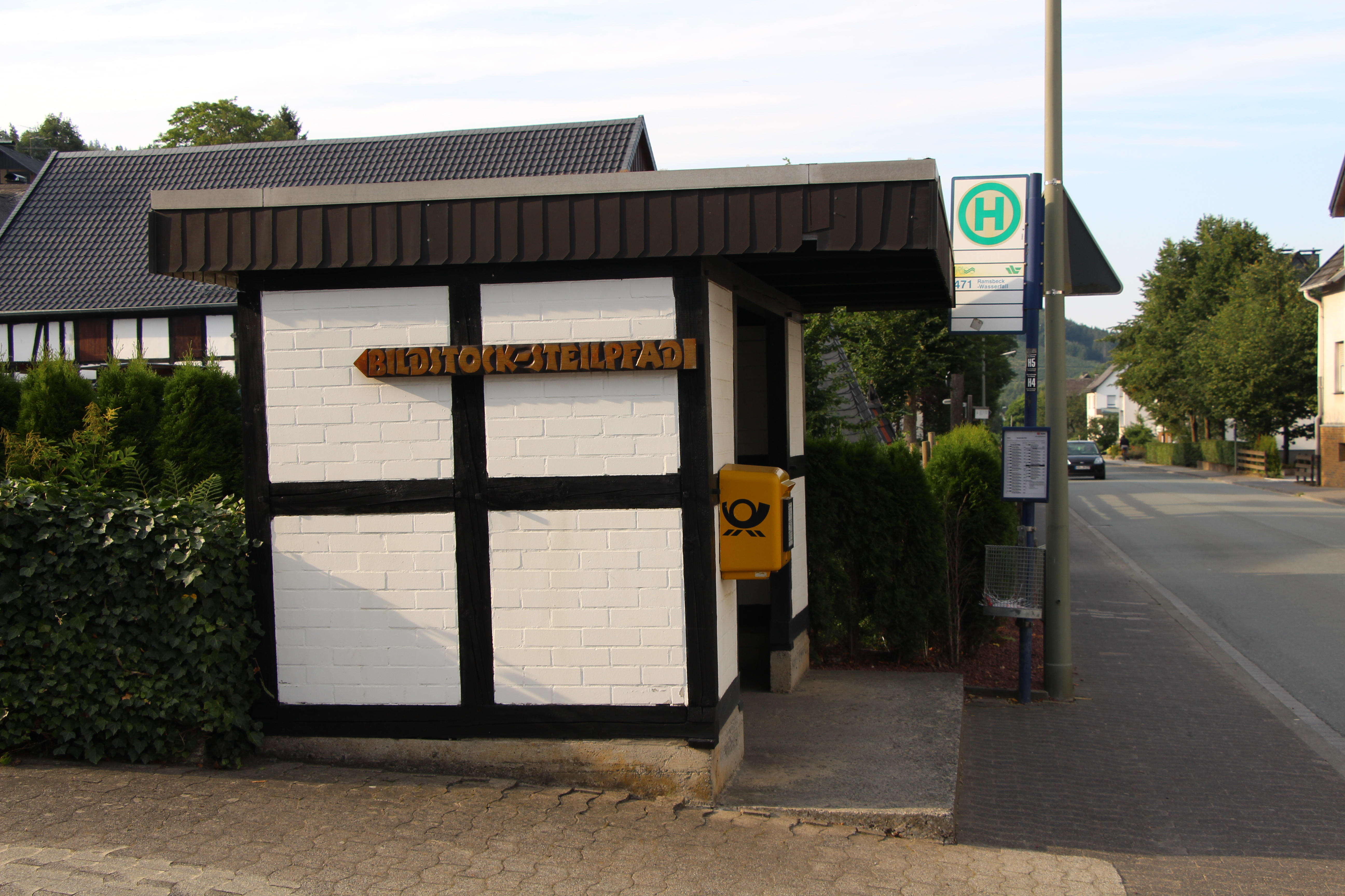 Bild 6 - Hinweisschild an der Bushaltestelle “Post”