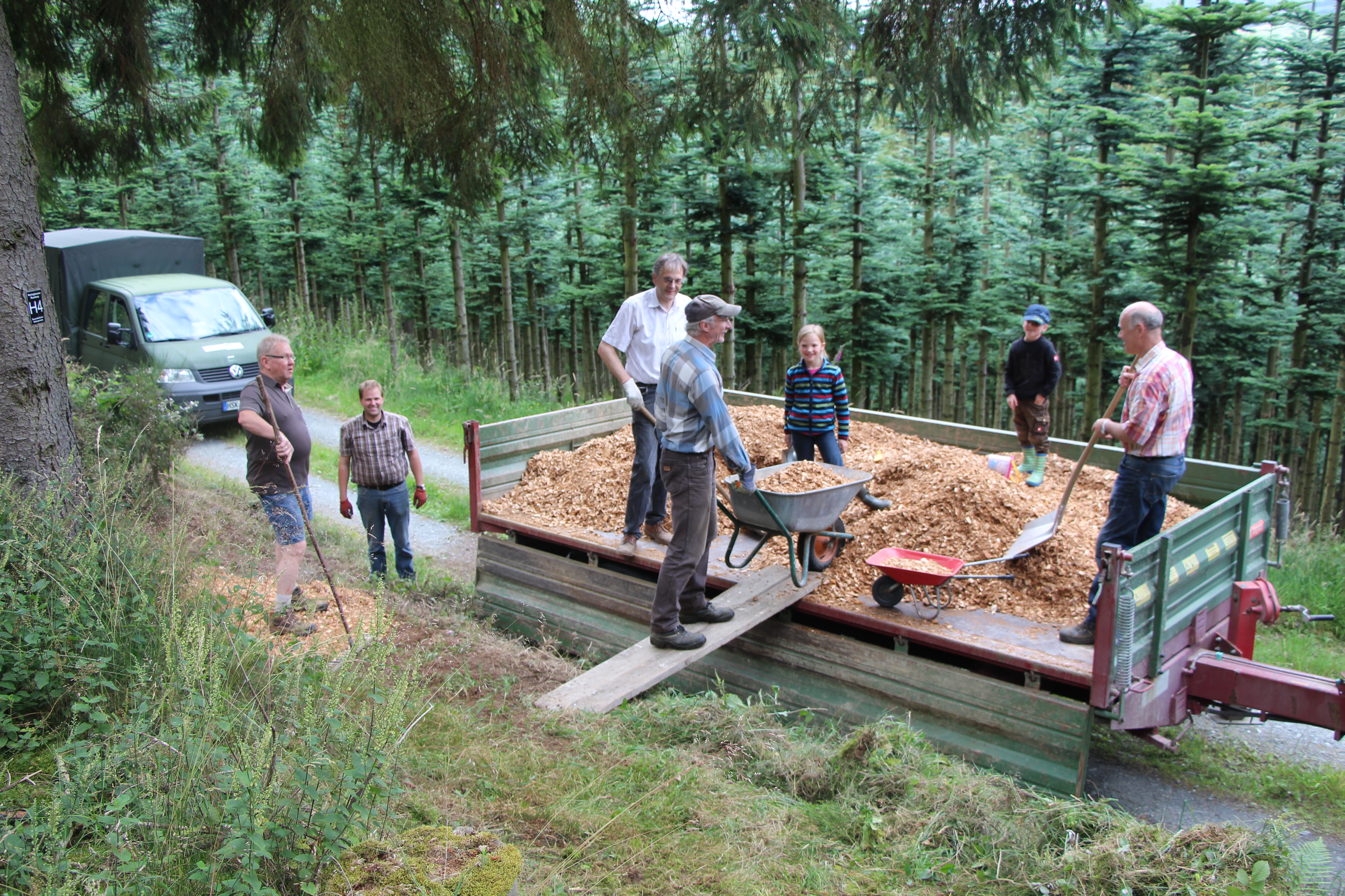 Bild 7 - Helfer bei der Sanierung der Außenanlage 2016